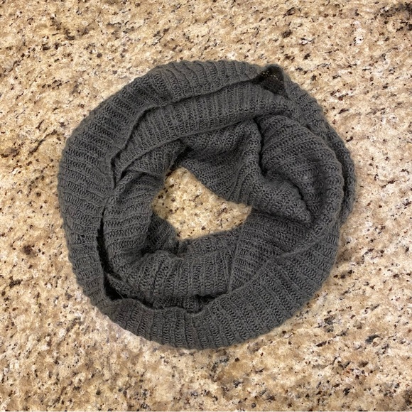 Charlotte Russe Gray Knit Infinity Scarf - Picture 1 of 4